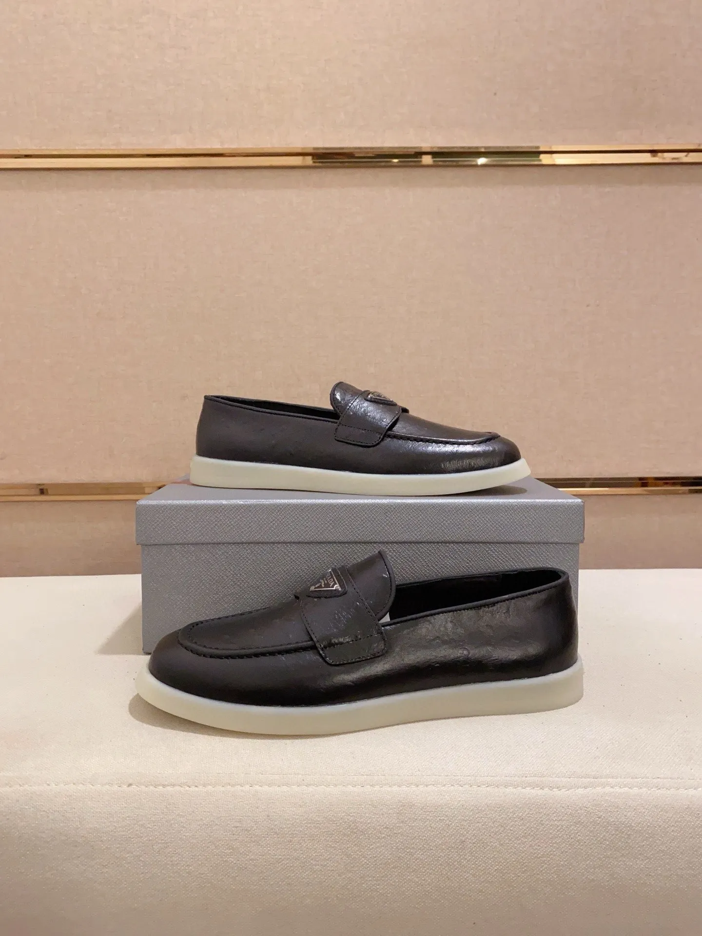 Men's shoes 💰 580💰 ✔️✔️✔️High-quality new PRADA counters are launched at the same time. The new men's shoes and 😘fabrics are selected from high-silk bald cowhide and are made by pure handicrafts. Lining: Full cowhide lining. 👍🏿 High-end ☄️ air-cushion molded anti-slip rubber outsole, exquisite lines, simple and elegant, comfortable and high-end for leisure travel. Code number: 38 to 44 (45 can be customized)